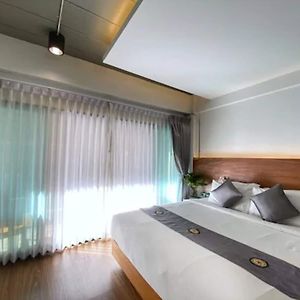 Deluxe Zimmer mit Kingsize-Bett und mit Schwimmbadblick
